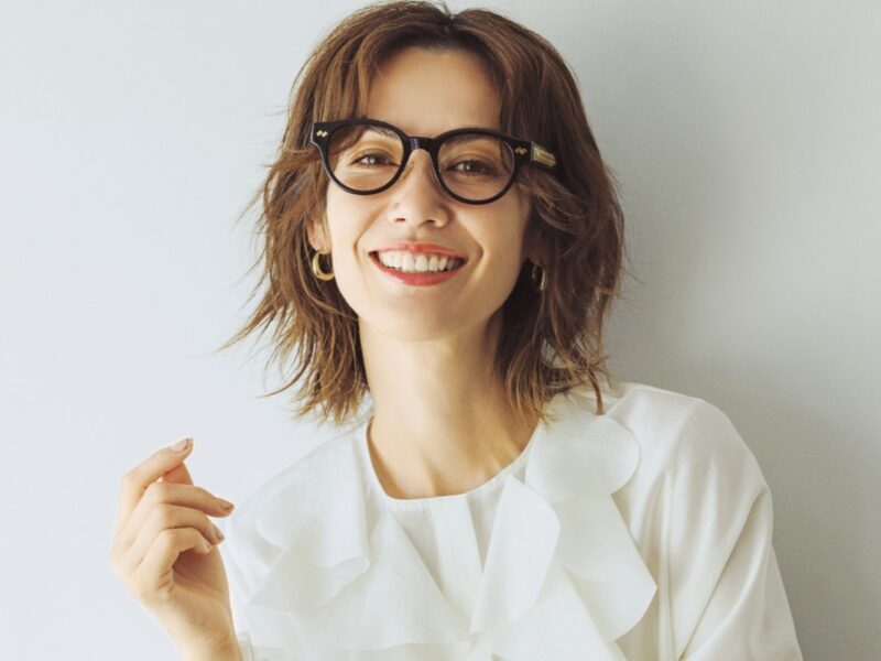 顔タイプ・フェミニンさんに似合うボストンフレーム老眼鏡