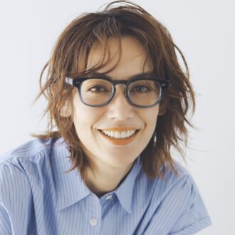 スモーキーなブルーのグラデーションが表情に軽やかさをプラスし、気取らない雰囲気にマッチ。シルバー金具が涼しげ。眼鏡1万9800円（ザ ベッドフォード ホテル／キングスター）　シャツ2万6400円（ボニーウーブン／クローバーズ）