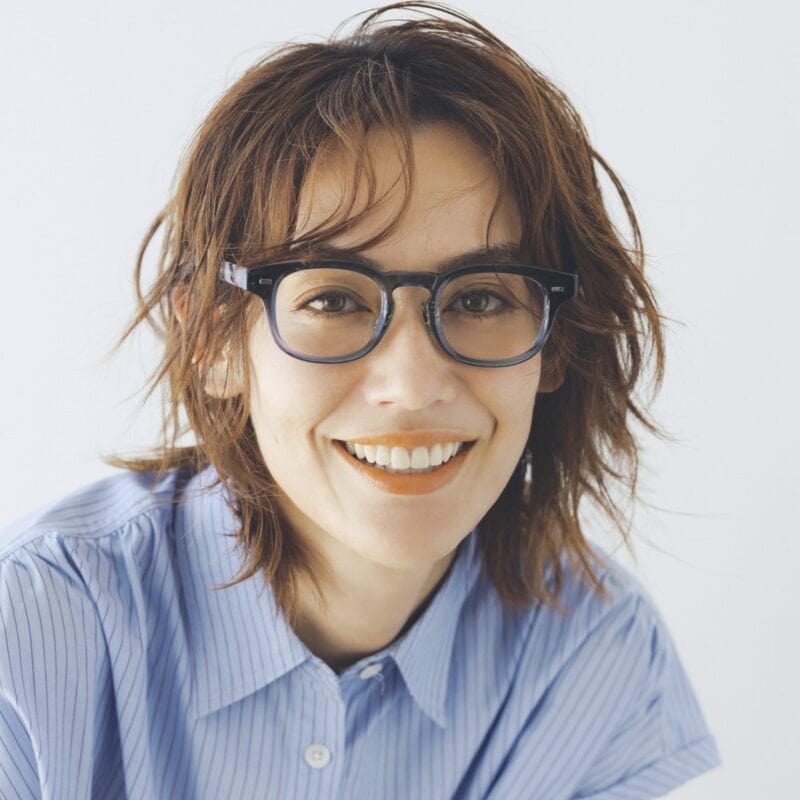 スモーキーなブルーのグラデーションが表情に軽やかさをプラスし、気取らない雰囲気にマッチ。シルバー金具が涼しげ。眼鏡1万9800円（ザ ベッドフォード ホテル／キングスター）　シャツ2万6400円（ボニーウーブン／クローバーズ）
