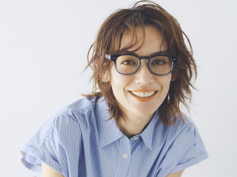 40代の老眼鏡／顔タイプ・フレッシュさんに似合うスクエアフレーム
