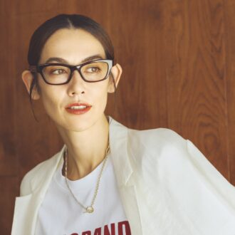 眼鏡5万8410円（ケイト×オリバーピープルズ／ルックスオティカジャパン カスタマーサービス）　ジャケット3万1900円（サロン アダム エ ロペ）　Tシャツ9900円（アルページュストーリー／アルページュ プレスルーム）　ネックレス5万2800円（リューク）