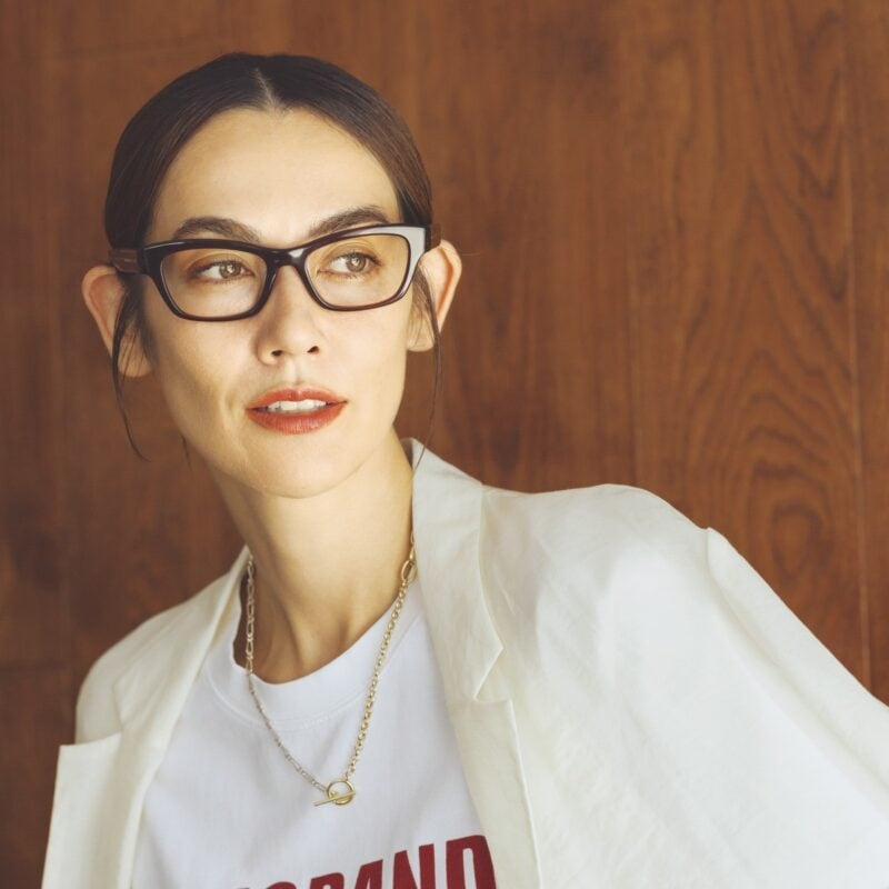 眼鏡5万8410円（ケイト×オリバーピープルズ／ルックスオティカジャパン カスタマーサービス）　ジャケット3万1900円（サロン アダム エ ロペ）　Tシャツ9900円（アルページュストーリー／アルページュ プレスルーム）　ネックレス5万2800円（リューク）