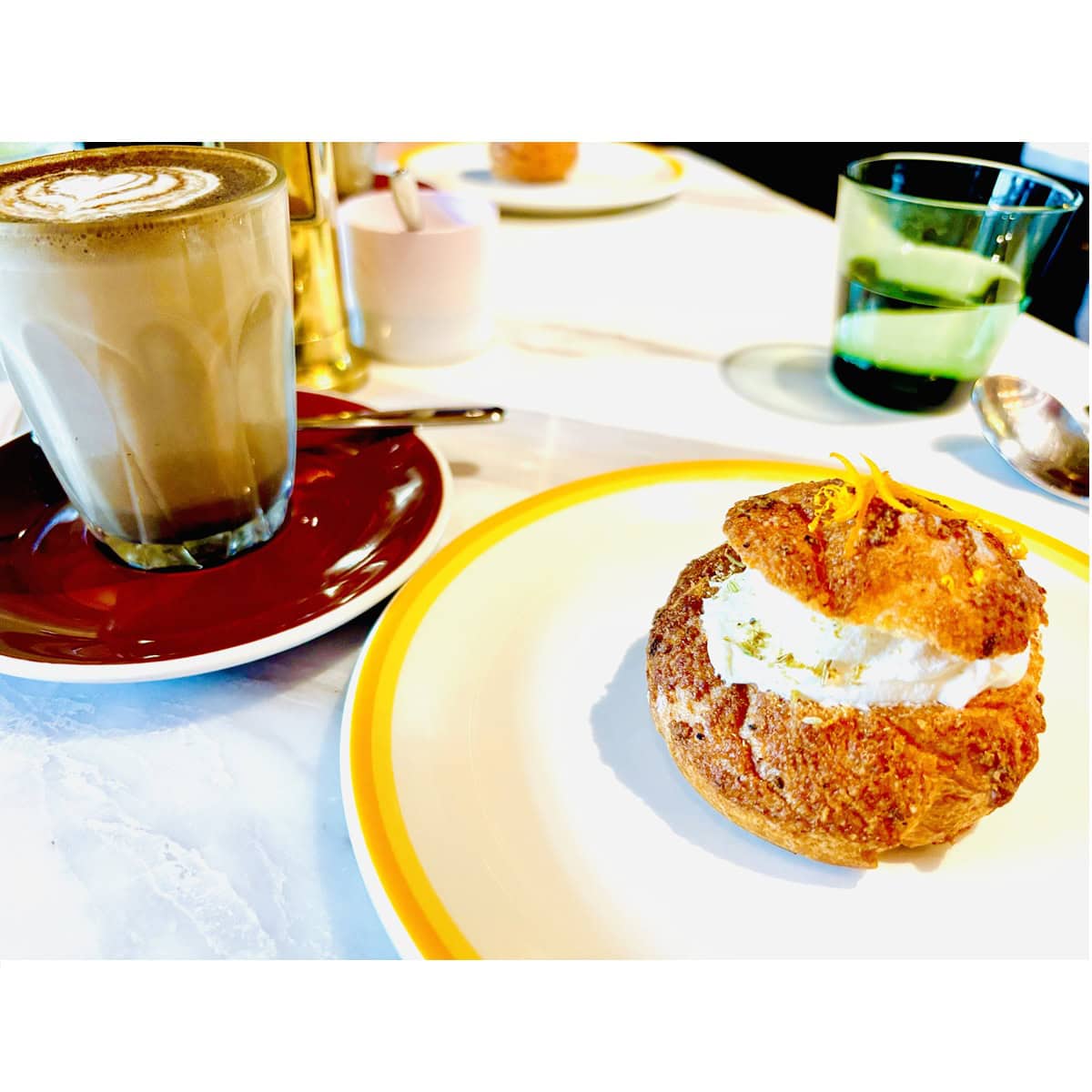 ほうじ茶ラテとシュークロッカン