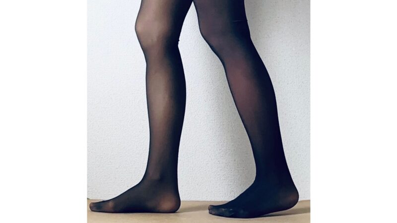 しまむら(福助)のフェイクタイツ2025冬最新モデル・ブラックと旧モデルのはき比べ画像