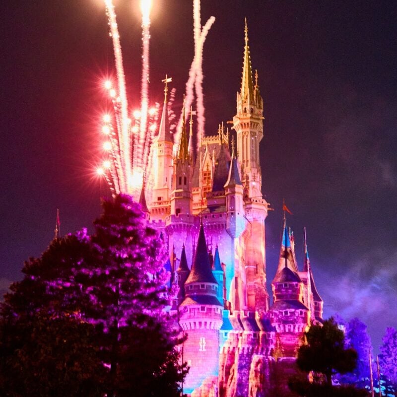 ライトアップされたシンデレラ城