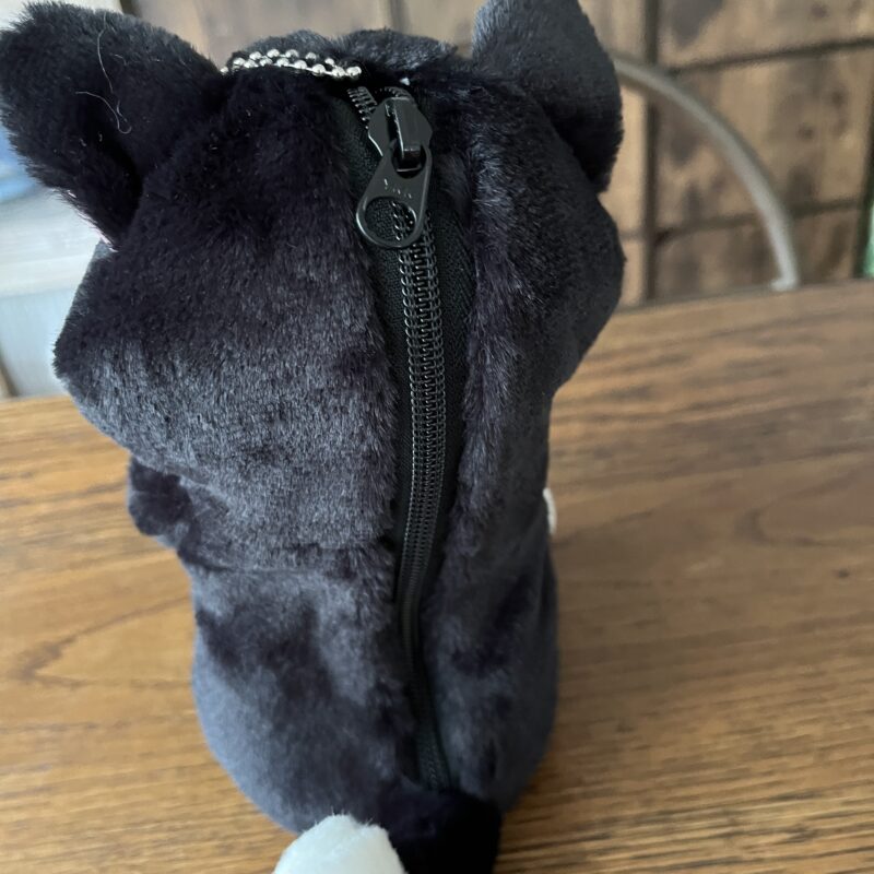 背中にはチャックが