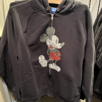 ヴィンテージテイストなデザインのパーカ