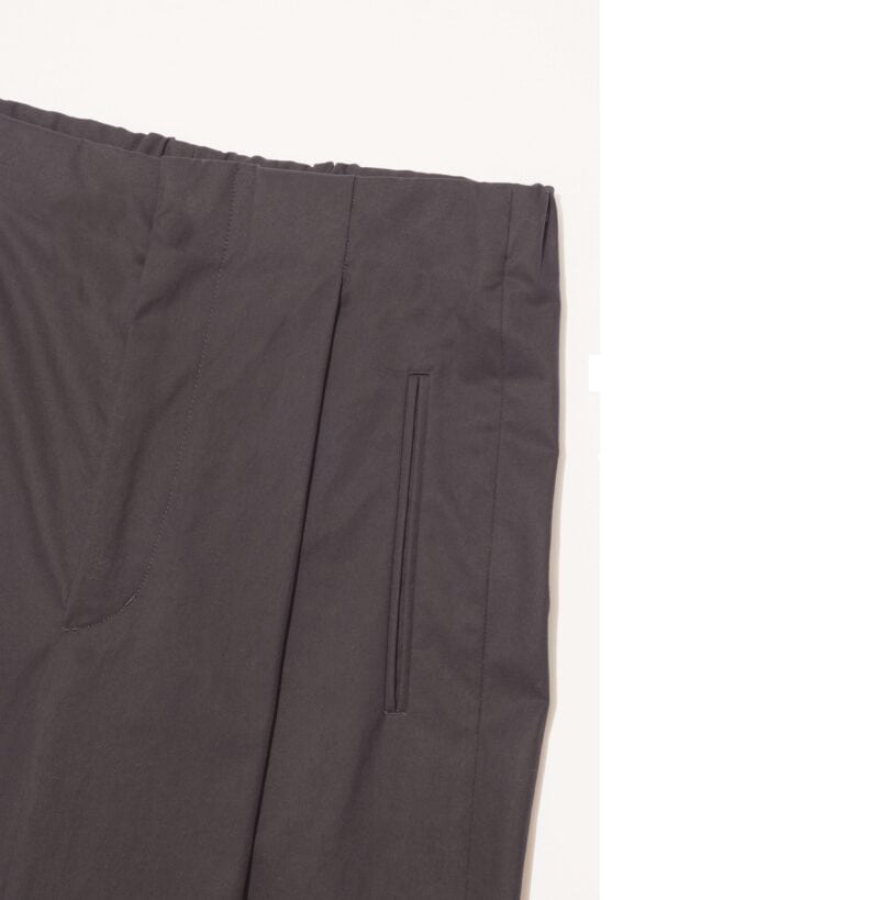 ワンタックでほどよいゆとりを。縦に配した玉縁ポケットで縦ラインを強調。