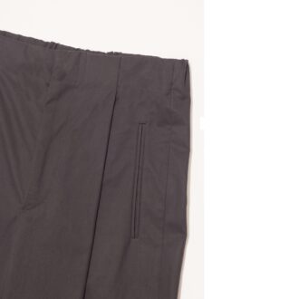 ワンタックでほどよいゆとりを。縦に配した玉縁ポケットで縦ラインを強調。