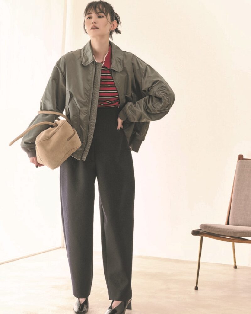 ハイウエストカーヴィパンツをトムボーイ風に着こなして