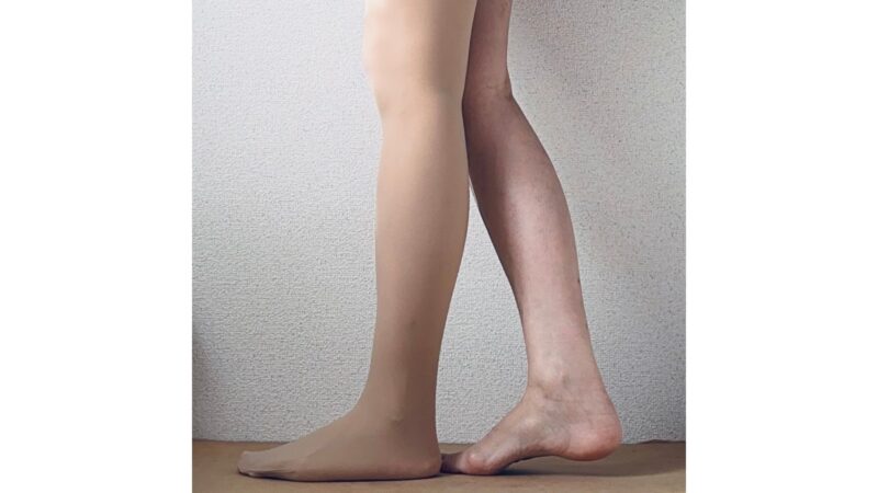しまむら(福助)のフェイクタイツ2025冬最新モデル・ベージュをはいた足と素足を並べた画像
