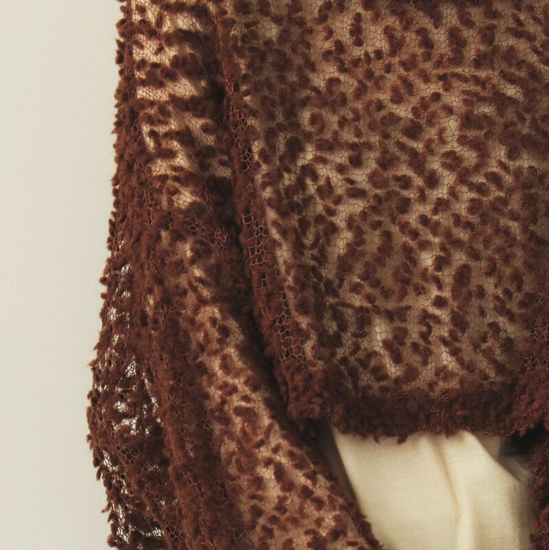 ミルクチョコレートのような色みのブラウンニットで華やぎを。