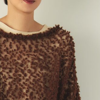 相性のいいクリーム色のカットソーを中に着て肌なじみ強化！