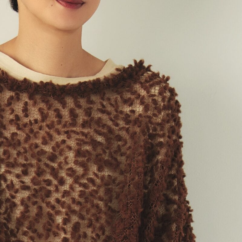 相性のいいクリーム色のカットソーを中に着て肌なじみ強化!