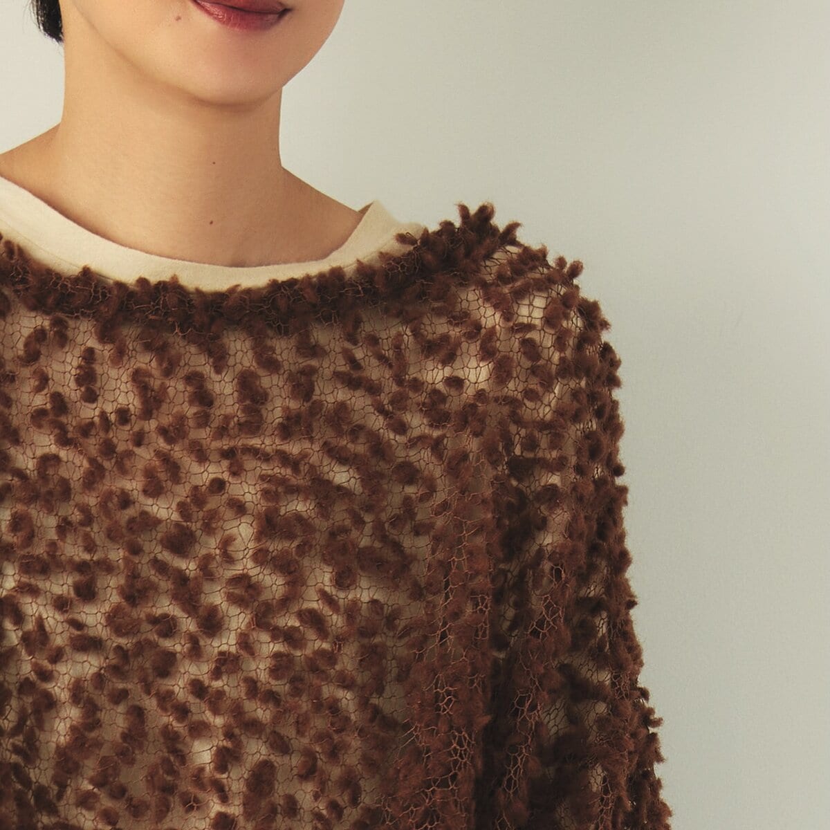 相性のいいクリーム色のカットソーを中に着て肌なじみ強化！