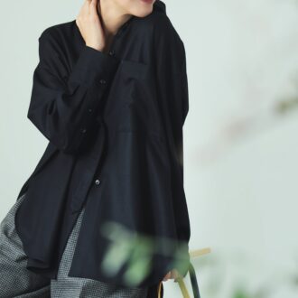 シャツをラフに羽織ってリラックスした雰囲気に