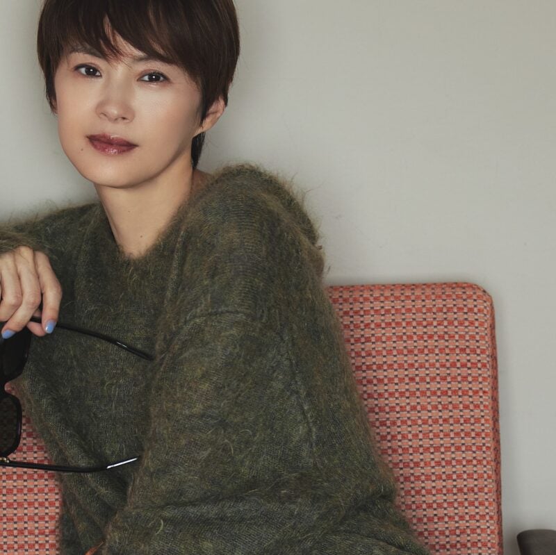 ふんわりシャギーニットで辛口の色を優しく見せる