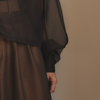 シアーなきれいめ素材で軽やかに大人っぽくまとう