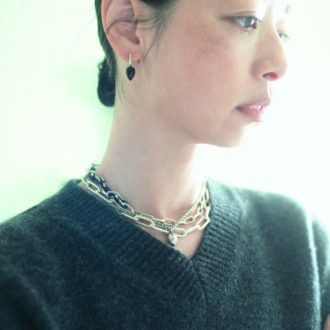 「40代の首もと」を華やかにモードに魅せてくれる個性派デザイン【ララガンのシルバーネックレス】