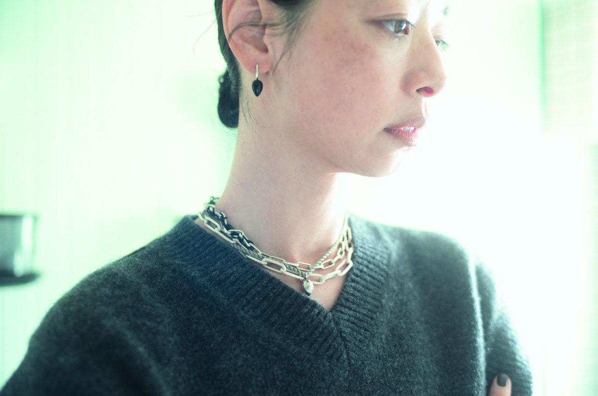 個性的かつエレガントなララガンのシルバーネックレス