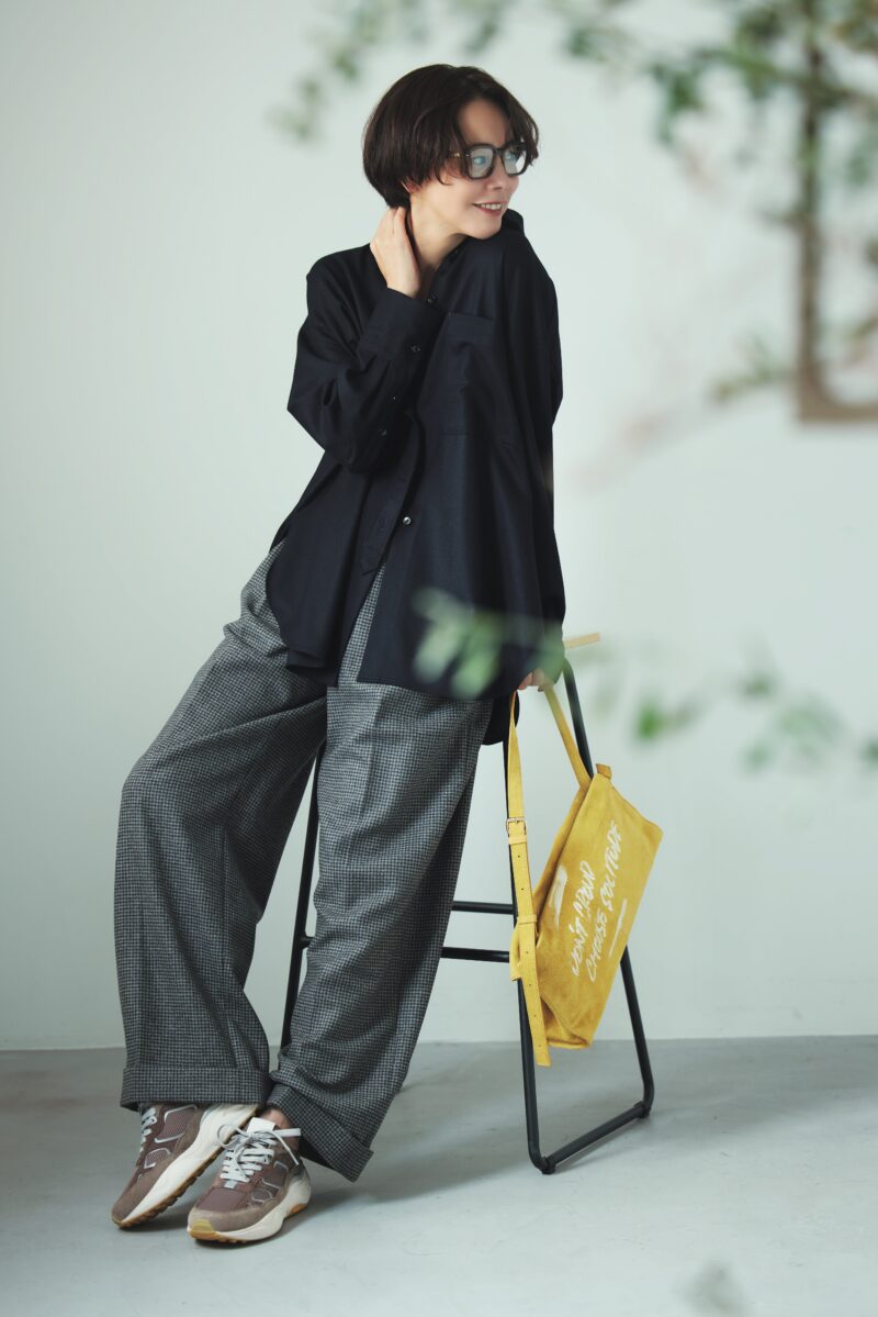 品格カラー【ネイビー】で40代の“エッジィ＆カジュアル”をブラッシュアップ