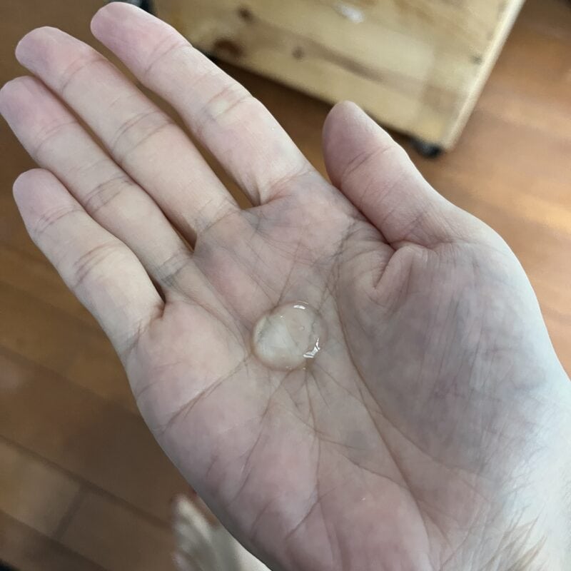 片方のかかとに塗る量はこれくらい