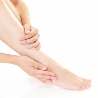 【ガサガサかかとの人必読！】コレを使ったら一瞬でかかとがツルツルになりました！