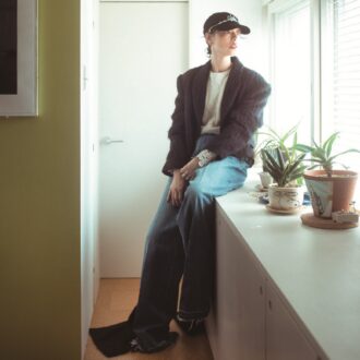 【40代名品アウター】トレンドのビッグショルダーで洒落る「タナカ ダイスケ」のモヘアテイルコート