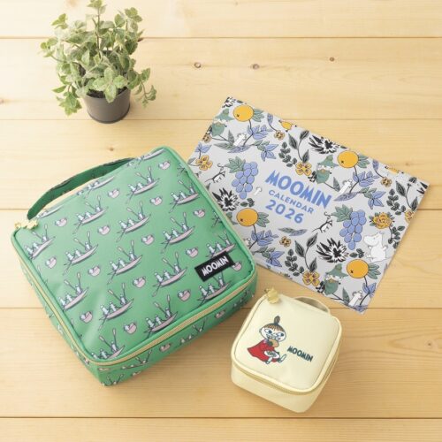 GLOW 2026年1月・2月合併号2026年1月・2月合併号 付録【ムーミン豪華３点セット】 SIZE（約）：収納ケース：*22✕横22✕マチ6.5cm、バニティポーチ：10✕横10✕マチ4.5cm、カレンダー：縦42✕横<br />
297cm（弱いた状態）※ピンやフック用の穴は開いていません。※法改正などにより休日が変更になる場合があります。※収納ケースは総柄のため柄の位置は写真と異なります。