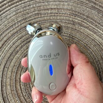 3COINSの「EMS美顔ローラー」