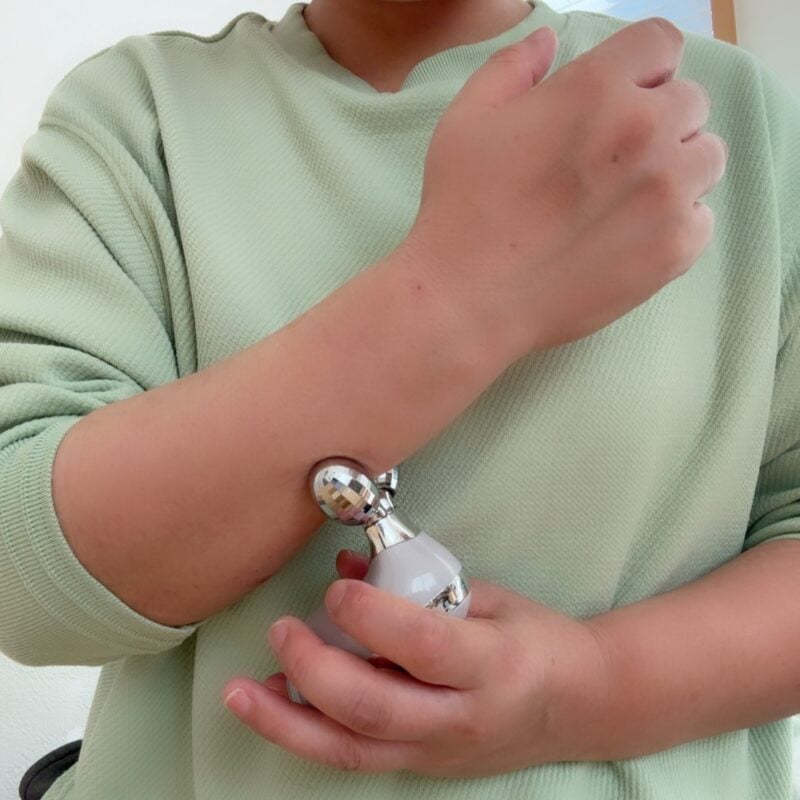 3COINS「EMS美顔ローラー」はボディにも使用可能