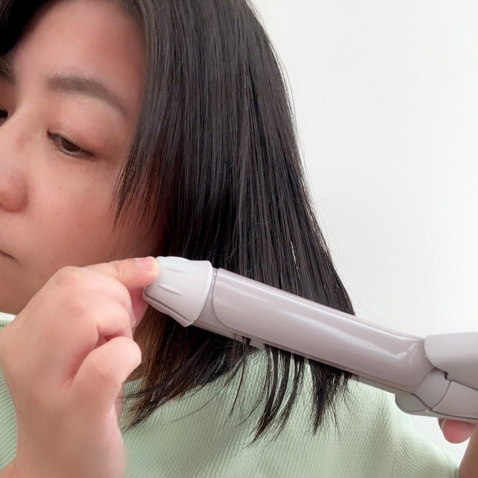 「マイナスイオン2WAYヘアアイロン」ストレートアイロン使用中