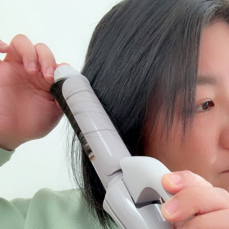 「マイナスイオン2WAYヘアアイロン」カールアイロン使用中