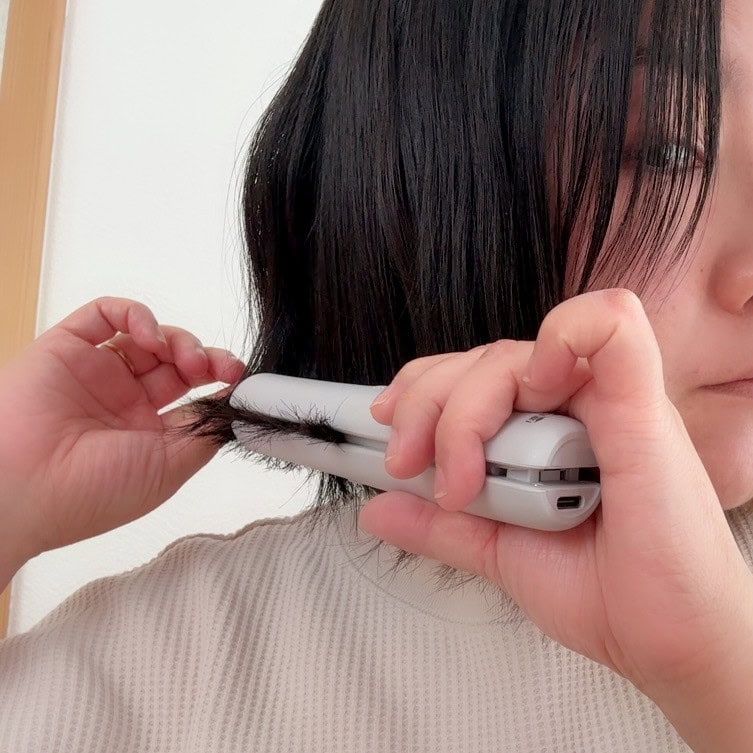 3COINS「コードレスストレートアイロン」スタイリング中