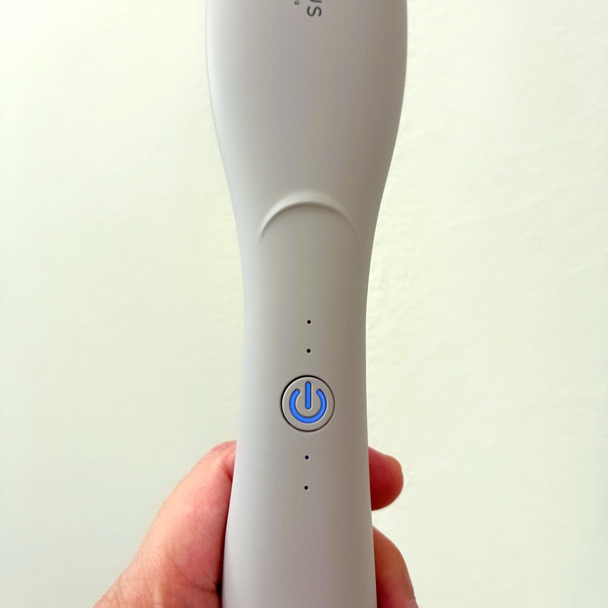 3COINS「ヒートヘアブラシ」スイッチ部分