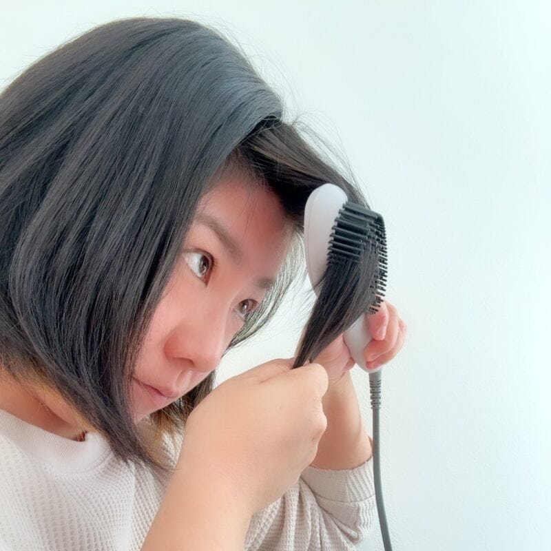 3COINS「ヒートヘアブラシ」前髪スタイリング中