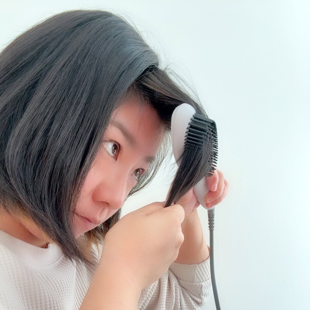3COINS「ヒートヘアブラシ」前髪スタイリング中
