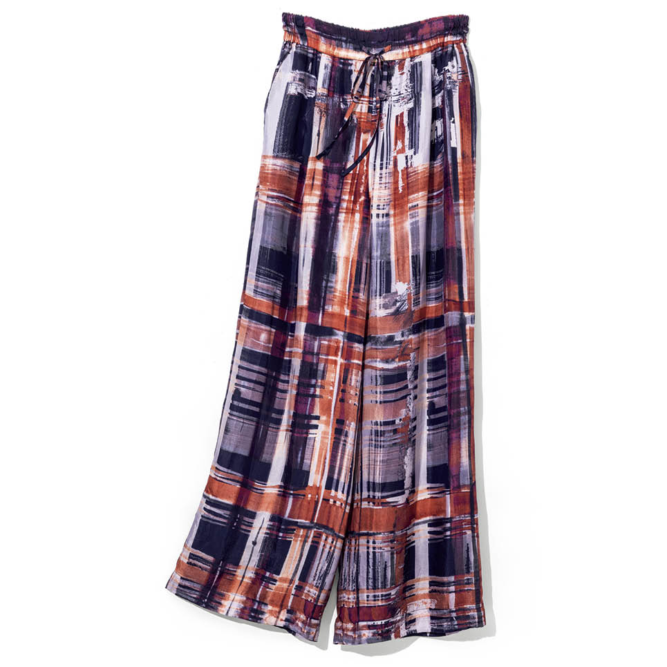 パンツ全面に大きくプリントされたトリコロールカラーのチェック柄。これだけでお洒落に見えちゃうお得なイージータイプ。パンツ3万9600円（サクラ／インターリブ）