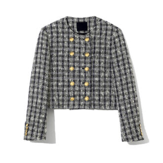 ちょっとしたお出かけやフォーマルな場でも使える金ボタンJKはかなり便利。合わせやすいモノトーンチェック柄ならなおよし。ジャケット7万7000円(チノ/モールド)