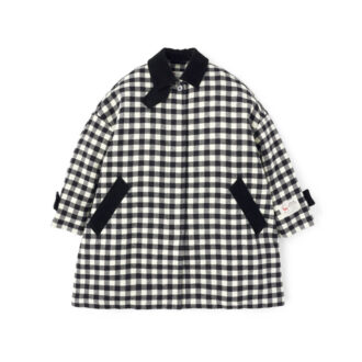 子どもっぽくなりがちなギンガム柄もモノトーンなら大人の可愛げに昇華。コート7万5900円(トラディショナル ウェザーウェア/トラディショナル ウェザーウェア 渋谷店)