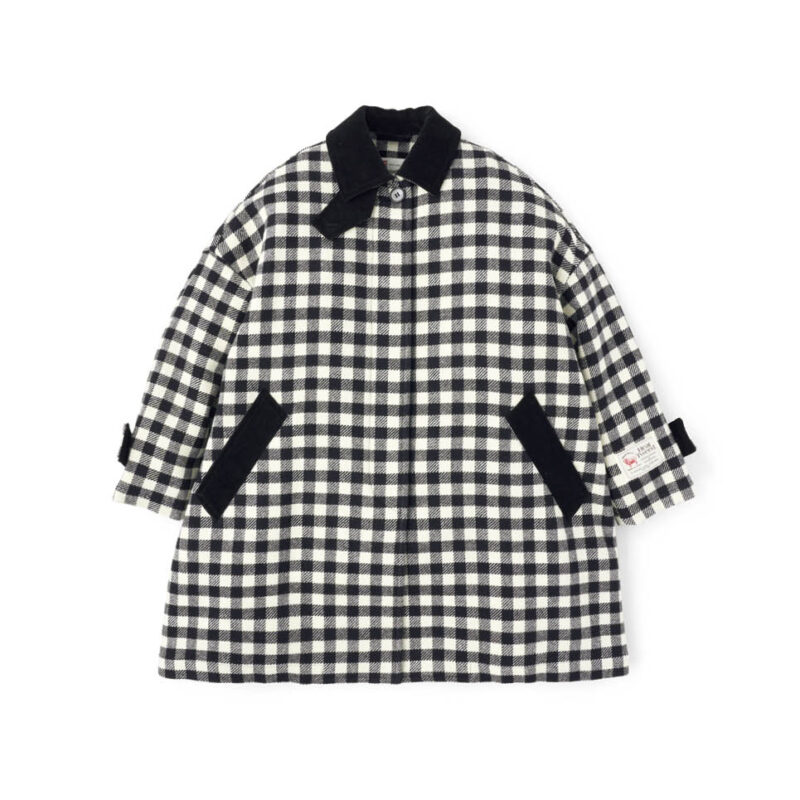 子どもっぽくなりがちなギンガム柄もモノトーンなら大人の可愛げに昇華。コート7万5900円(トラディショナル ウェザーウェア/トラディショナル ウェザーウェア 渋谷店)