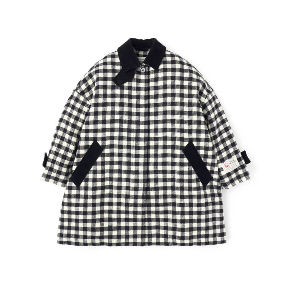 子どもっぽくなりがちなギンガム柄もモノトーンなら大人の可愛げに昇華。コート7万5900円（トラディショナル ウェザーウェア／トラディショナル ウェザーウェア 渋谷店）