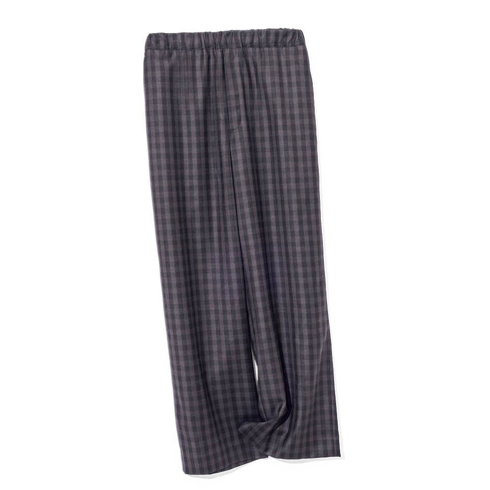 着心地も大切にしたいGLOW世代に大活躍のイージーパンツ。チェック柄とダークカラーを選べばパンツ通勤だって問題なし。パンツ8万3600円（バウト／ロンハーマン）