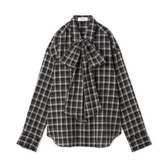 大ぶりリボンがインパクト大だけど、シックなチェック柄でいい塩梅に。シンプルパンツにON。ブラウス1万2980円(ミラ オーウェン/ミラ オーウェン ルミネ新宿2店)