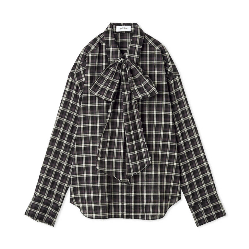 大ぶりリボンがインパクト大だけど、シックなチェック柄でいい塩梅に。シンプルパンツにON。ブラウス1万2980円(ミラ オーウェン/ミラ オーウェン ルミネ新宿2店)