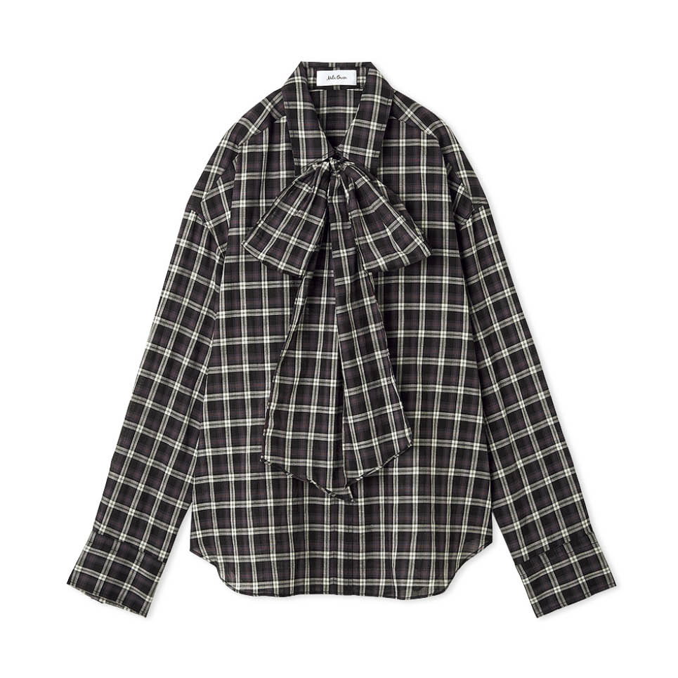 大ぶりリボンがインパクト大だけど、シックなチェック柄でいい塩梅に。シンプルパンツにON。ブラウス1万2980円（ミラ オーウェン／ミラ オーウェン ルミネ新宿2店）