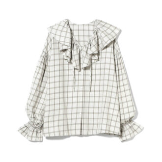 白ベースに大ぶりフリルでトレンド感満載の甘めブラウス。秋色パンツに合わせればこなれコーデの完成。ブラウス1万6940円(ビームス ボーイ/ビームス ボーイ 原宿)
