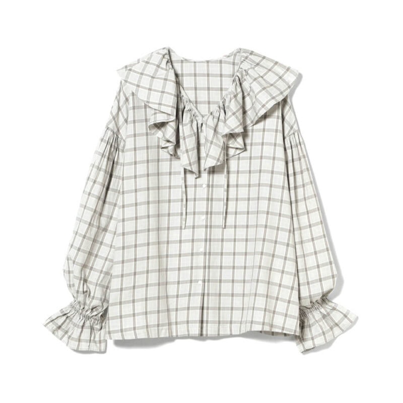 白ベースに大ぶりフリルでトレンド感満載の甘めブラウス。秋色パンツに合わせればこなれコーデの完成。ブラウス1万6940円(ビームス ボーイ/ビームス ボーイ 原宿)