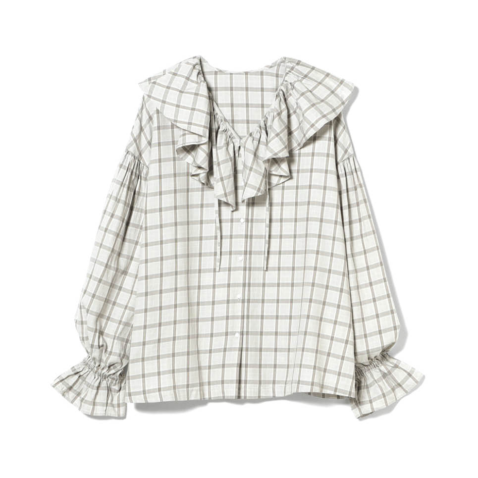 白ベースに大ぶりフリルでトレンド感満載の甘めブラウス。秋色パンツに合わせればこなれコーデの完成。ブラウス1万6940円（ビームス ボーイ／ビームス ボーイ 原宿）