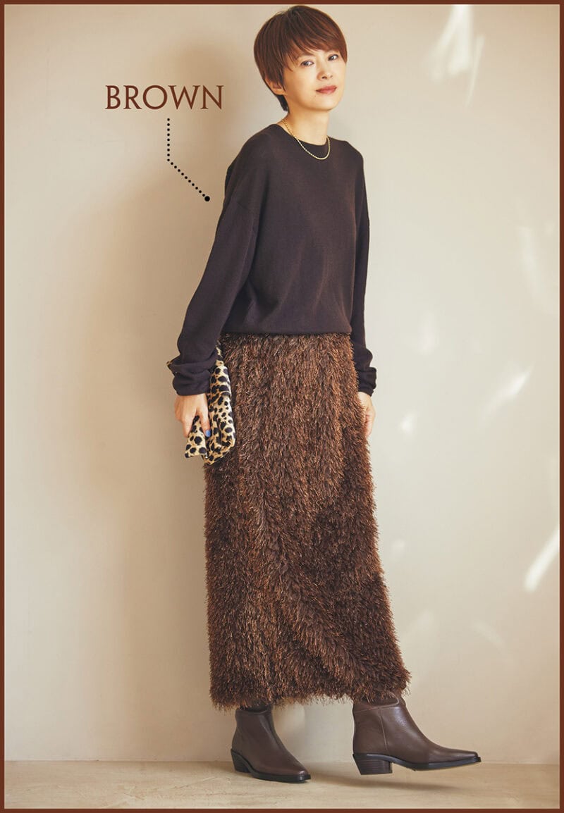 プレーンなニットにフリンジスカートを添えて艶やかに。小物もブラウン系でまとめてシックに。ニット4万9500円（ハウス オブ ロータス 二子玉川店）　スカート2万6400円（ザ ポーズ／ウィムガゼット ルミネ新宿店）　ネックレス5万600円（マリハ）　バッグ2万3100円（ルレ・アッシュ／ピモンテ）　ロングブーツ5万1700円（モリーニ／ジャック・オブ・オール・トレーズ プレスルーム）